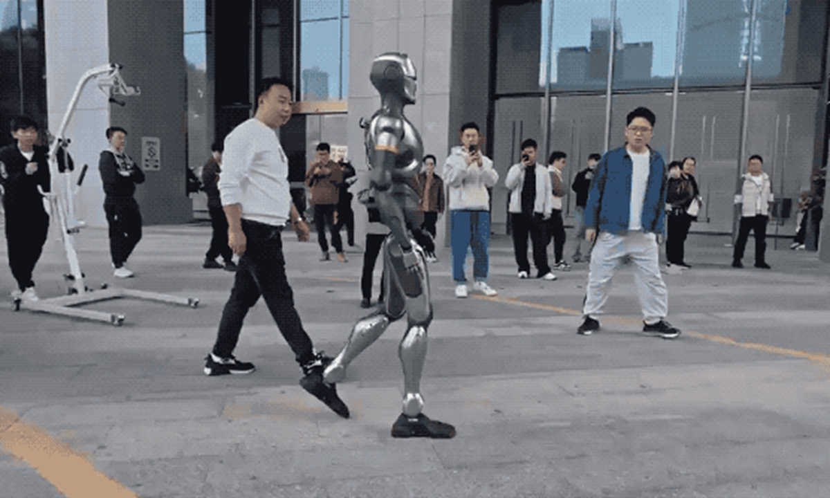 伍有再次證
